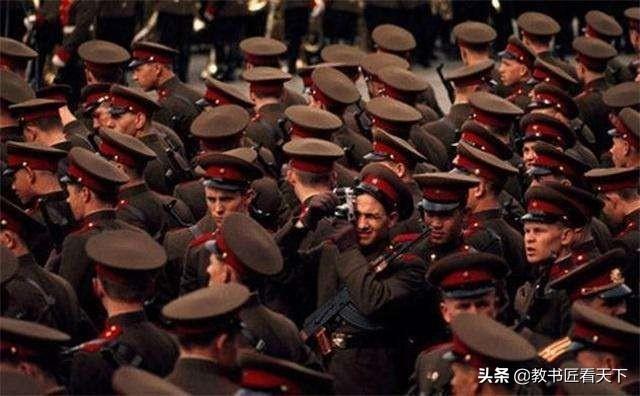 欧洲30国密谋在乌驻军 俄被激怒俄乌冲突背后涉及到多个因素，包括历史遗留问题、地缘政治利益、民族和宗教矛盾等。在这种情况下，欧洲30国在乌克兰驻军的问题是一个复杂而敏感的问题，需要各方保持冷静和克制，通过对话和协商解决分歧和争端。