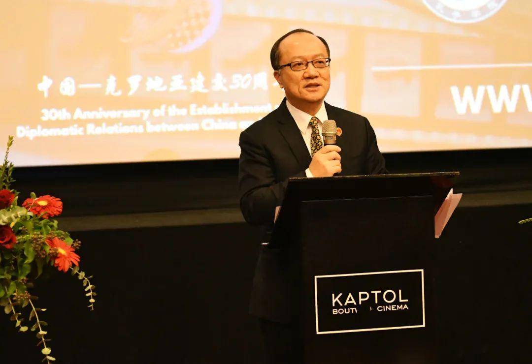 坚定不移走和平发展道路坚定不移走和平发展道路是中国的重要战略选择。中国始终秉持和平发展的理念，坚持独立自主的和平外交政策，致力于维护世界和平、促进共同发展。
